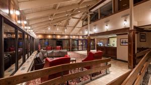 eine große Lobby mit roten Stühlen und einer Couch in der Unterkunft Best Western Plus Portsmouth Hotel & Suites in Portsmouth
