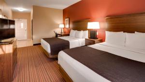 
A bed or beds in a room at Best Western Plus Chandler Hotel & Suites
