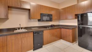 
A kitchen or kitchenette at Best Western Plus Chandler Hotel & Suites
