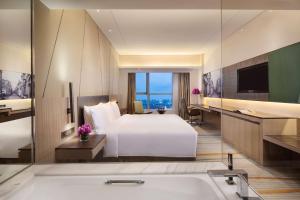 Postel nebo postele na pokoji v ubytování Radisson Blu Shanghai Pudong Jinqiao
