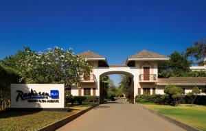 une grande maison avec une arche en face de celle-ci dans l'établissement Radisson Blu Resort & Spa Alibaug, à Alibaug