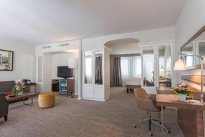 TV a/nebo společenská místnost v ubytování Radisson Blu Hotel Schwarzer Bock Wiesbaden