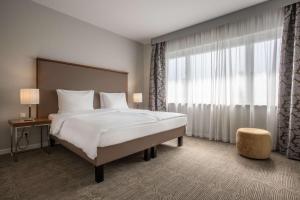Postel nebo postele na pokoji v ubytování Radisson Blu Hotel Schwarzer Bock Wiesbaden