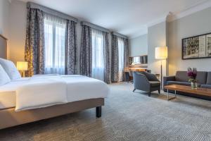 Postel nebo postele na pokoji v ubytování Radisson Blu Hotel Schwarzer Bock Wiesbaden
