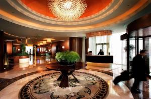a lobby with a table in the middle of a building at Park Plaza Beijing Wangfujing in Beijing