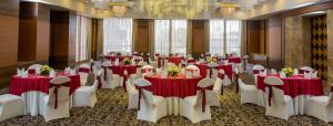 Ein Restaurant oder anderes Speiselokal in der Unterkunft Radisson Blu Hotel Ahmedabad 