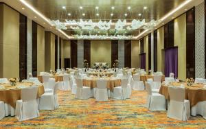 A restaurant or other place to eat at Radisson Blu Hotel, Ajman