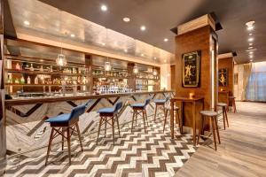 The lounge or bar area at Radisson Blu Hotel, Ajman