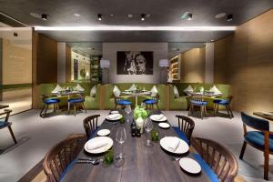A seating area at Radisson Blu Hotel, Ajman
