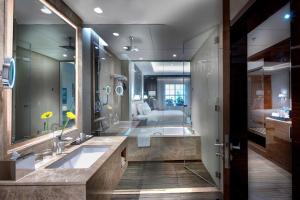 A bathroom at Radisson Blu Hotel, Ajman