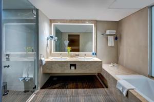 A bathroom at Radisson Blu Hotel, Ajman