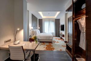 A bed or beds in a room at Radisson Blu Hotel, Ajman