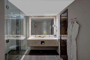 A bathroom at Radisson Blu Hotel, Ajman