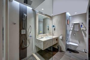 A bathroom at Radisson Blu Hotel, Ajman