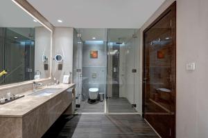 A bathroom at Radisson Blu Hotel, Ajman