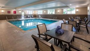 una piscina in un ristorante con tavoli e sedie di Best Western Plus LaCrescent - LaCrosse a La Crescent
