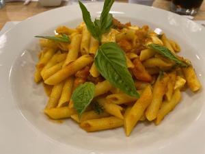 un plato blanco de pasta con albahaca. en Cabañas Tucan Eco Hotel, en Capurganá 28 fotos más