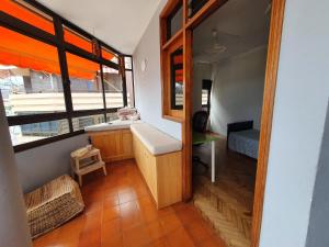 um pequeno quarto com um lavatório e uma janela em Alcaravaneras Home em Las Palmas de Gran Canárias