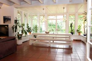 a large room with a bench and windows at Darßer Landhaus in Prerow