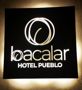 una señal para un hotel pucula con el nombre en Hotel Circulo Bacalar en Bacalar