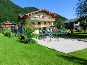 ein Haus mit Spielplatz im Hof in der Unterkunft Ferienwohnungen am Westernberg in Ruhpolding