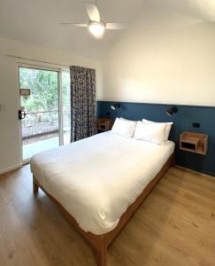 A bed or beds in a room at The Albion Motel Castlemaine
