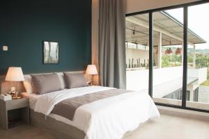 プンチャックにあるvilla Moo By The Villas 100の大きなベッドと大きな窓のある寝室 +63枚の写真