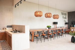 プンチャックにあるvilla Moo By The Villas 100の長いテーブルと椅子のあるダイニングルーム