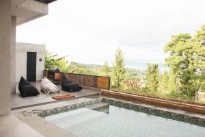プンチャックにあるvilla Moo By The Villas 100の森の景色を望むスイミングプール付きの家