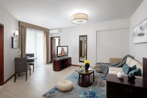 廣州的住宿－廣州盛雅服務公寓，客厅配有沙发和桌子