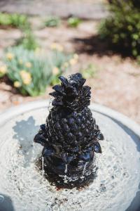 una piña sentada sobre una mesa en Garden Grove Inn Bed and Breakfast en Union Pier