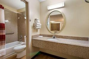 Koupelna v ubytování Travelodge by Wyndham San Antonio Lackland AFB North + 14 fotografií