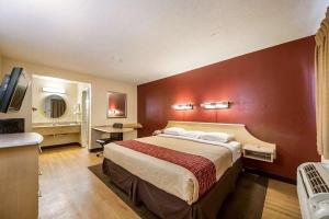 Ένα ή περισσότερα κρεβάτια σε δωμάτιο στο Travelodge by Wyndham San Antonio Lackland AFB North