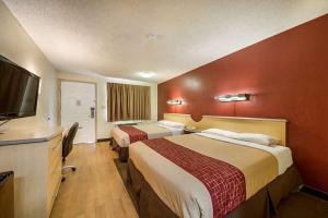 TV a/nebo společenská místnost v ubytování Travelodge by Wyndham San Antonio Lackland AFB North