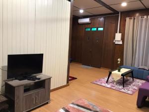 ein Wohnzimmer mit einem Flachbild-TV auf einem Tisch in der Unterkunft Cinta Abadi Resort in Bidur