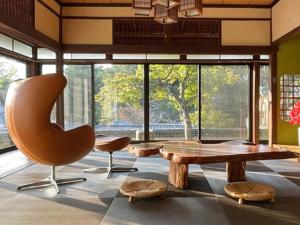 a living room with a table and a chair at KIYOMORI in Hatsukaichi