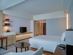 Postel nebo postele na pokoji v ubytování New World Makati Hotel, Manila