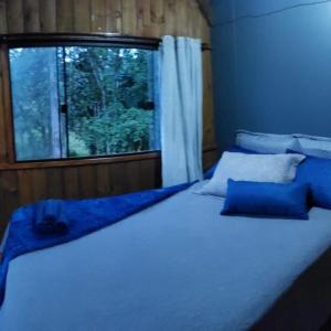 Katil atau katil-katil dalam bilik di Cabana em meio a natureza com piscina.