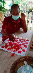 Un uomo mascherato che gioca a scacchi di Daddy's homestay a Ban Bang Krasan
