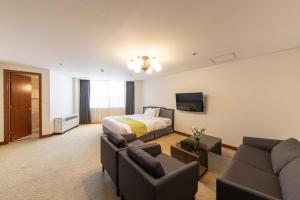 首爾的住宿－總統酒店，酒店客房,配有床和沙发