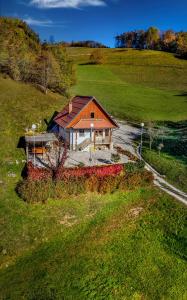 een luchtfoto van een huis in een veld bij Valley View Holiday Home with Sauna Mrak in Slap ob Idrijci