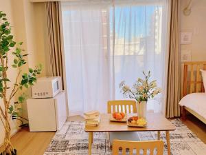 sala de estar con mesa y microondas en Akasaka Residence en Tokio