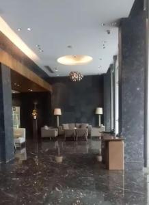 een lobby met banken en stoelen in een gebouw bij U Residence 2 by Ana Room in Tangerang