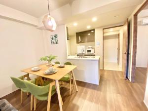 uma cozinha e sala de jantar com uma mesa de madeira e cadeiras em Akasaka Residence em Tóquio