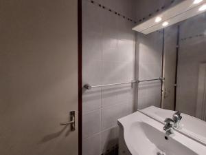 ラ・プラーニュにあるStudio La Plagne, 1 pièce, 3 personnes - FR-1-351-63のバスルーム(白い洗面台、鏡付)