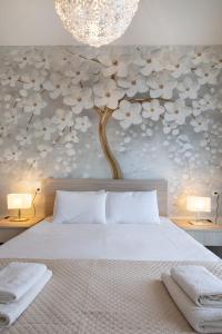 een slaapkamer met een boom op de muur bij Casa Gardenia in Chania