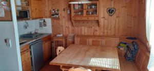 eine Küche mit einem Holztisch im Zimmer in der Unterkunft Zirbenhütte in Hohentauern