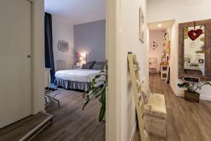 ローマにあるVaticano Charming Roomsのベッドルーム1室(ベッド1台付)、廊下のあるベッドルーム1室が備わります。