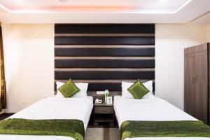 two beds in a hotel room at Treebo Trend Fort Club in Hyderabad