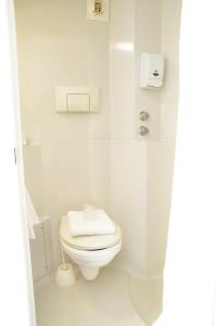 Mister Bed Chambray Les Tours في شامبري-لي-تور: حمام ابيض مع مرحاض ومغسلة
